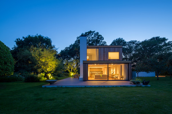 בית שתכנן משרד האדריכלים Strom Architects באזור הכפרי של Hampshire. צילום: Luke Hayes