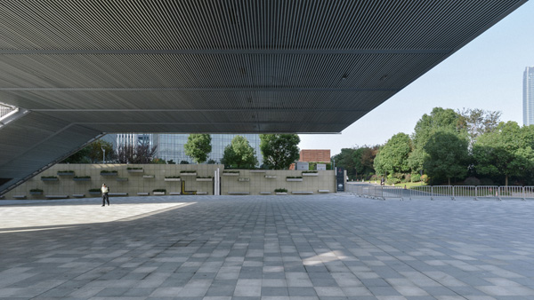 גג מרחף מצל על הכניסה למבנה. Image courtesy OMA