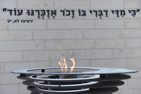 נר יידלק ביום האזכרה לנפילתו של כל חלל. צילום: דנה שרגא, דוברות משרד הביטחון
