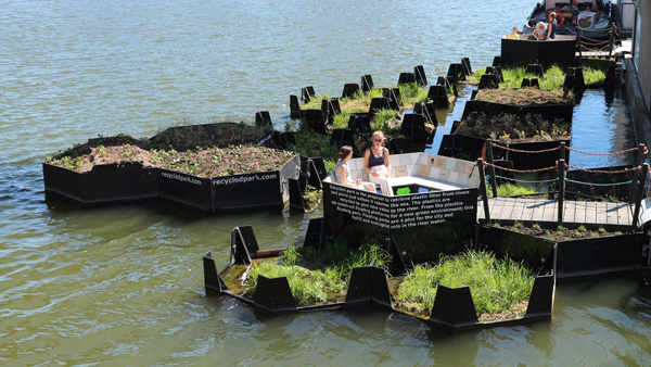 הפארק הצף, עם מקום ישיבה ציבורי. צילום: Recycled Island Foundation