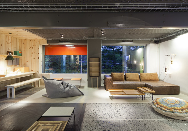 the outer windows shutters are becoming color elements, photographer: Ma&iacute;ra Acayaba
