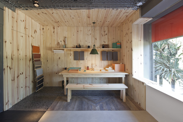 coated wood pine space where customers can see the catalogs of materials, photographer: Ma&iacute;ra Acayaba