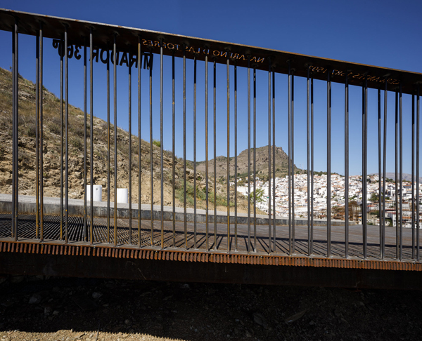 Infographics indicates directions of surroundings, Photograhs: Fernando Alda