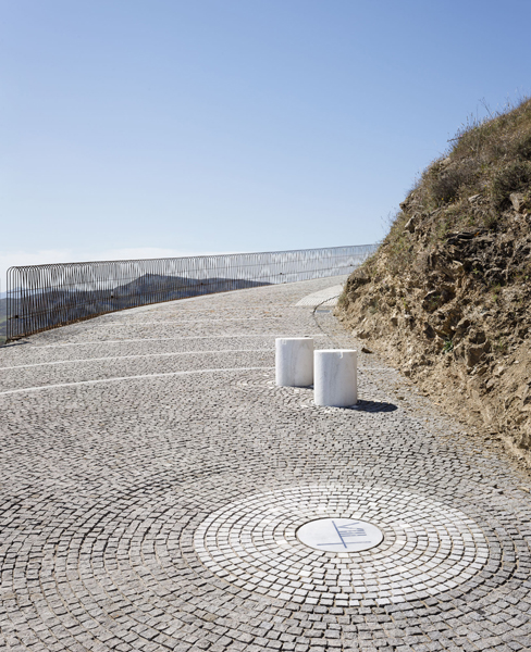 marble seats and the viewpoint which suggests a dynamic 360&ordm; view, Photograhs: Fernando Alda