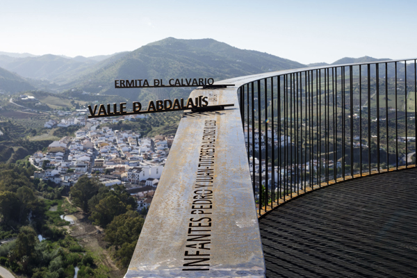 Infographics indicates directions of surroundings, Photograhs: Fernando Alda