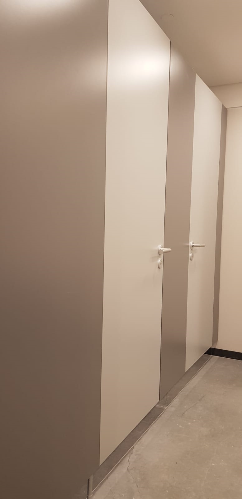 פרוייקט פנל פרוייקטים , מחיצות תאי שירותים במרכז מורשת הכותל המערבי. קרדיט צילום: יוסי טרילניק