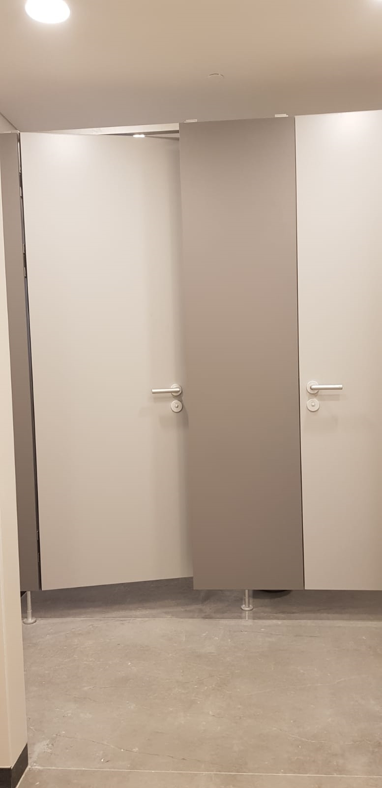פרוייקט פנל פרוייקטים , מחיצות תאי שירותים במרכז מורשת הכותל המערבי. קרדיט צילום: יוסי טרילניק