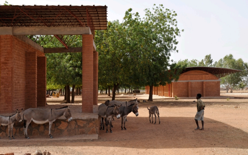 .Gando Primary School 2001 Gando,Burkina Faso. Photo courtesy of Erik-Jan Ouwerkerk