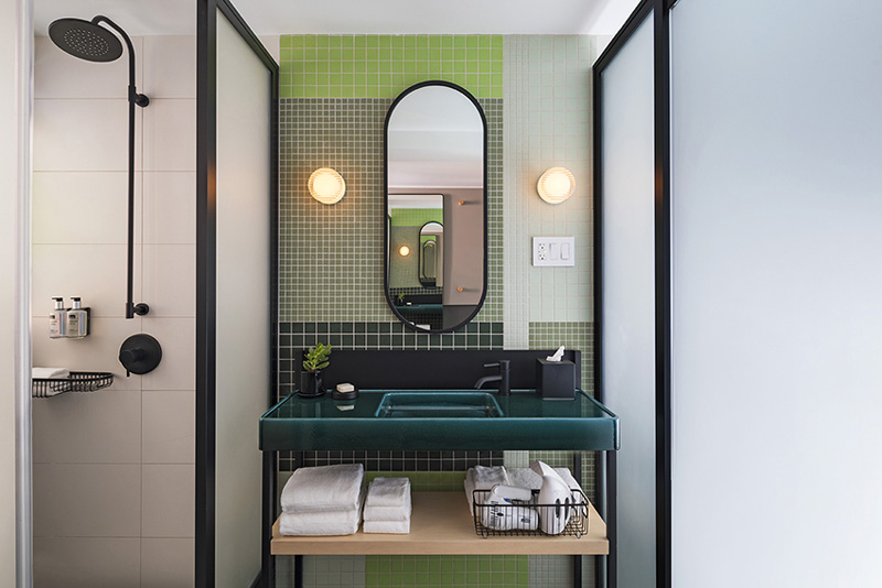 Bathroom [wide],  photographer: Michael Kleinberg